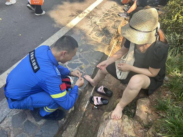 岳麓山上这些救援设备吸引游客纷纷打卡，救援人员不定时巡山，确保游客安全