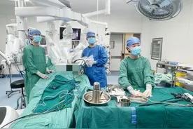 3厘米开孔“取弹”！华西二院完成国内首例单孔入路机器人低龄儿童切肝手术图片