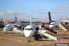 中国大型客机C919和支线客机ARJ21首次亮相新加坡航展图片