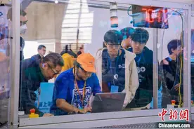 中外青少年上海创新设计机器人珊瑚保育员 挑战出色完成“珊瑚拯救”任务图片