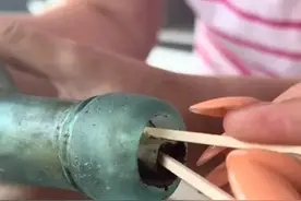 美国海岸发现百余年前漂流瓶 可能装有迄今最古老瓶中信图片