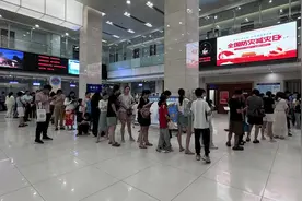 6月28日8月9日每周五晚，郑州市公安局出入境开设暑期学生办证夜间专场图片