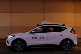 萝卜快跑回应一家4口乘车提示超载：暂不符合目前行驶需求图片