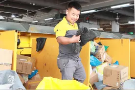 深圳单臂快递小哥李霞只手撑起一片天图片