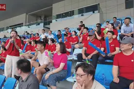 家属助威、球员激战，全国职工足球邀请赛的拉拉队真给力！图片