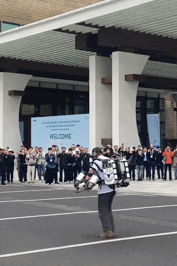 背上背包原地起飞！现实版“钢铁侠”太帅了