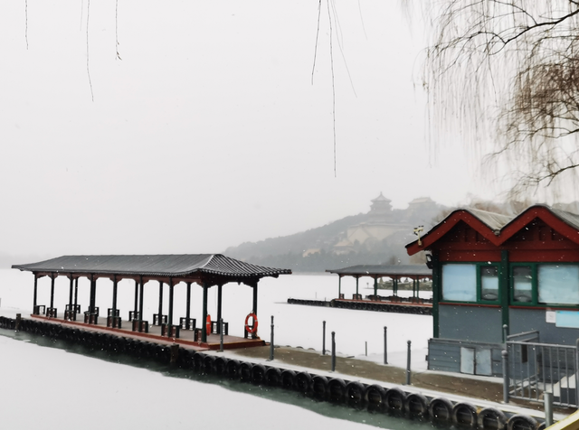 颐和园初雪，洁白冰湖美丽如画