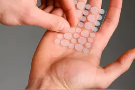 痘痘贴并非万能 反复长痘很可能是它在作祟 皮肤科医生提醒→图片