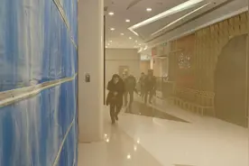 演习模拟北京朝阳某商场餐厅“起火”，消防员协同微型消防站灭火图片