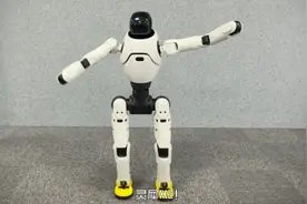 集齐运动、交互、作业三大智能，智元机器人发布最新双足人形机器人灵犀X2图片