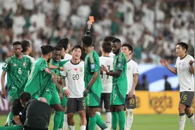 林良铭“染红” 10人国足世预赛客场0:1不敌沙特队图片