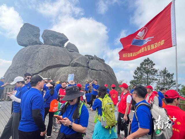 这场全民徒步穿越茂名山海，邂逅最美“志愿红”