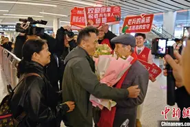 时隔61年与子重逢 九旬老兵夫妇终圆梦图片