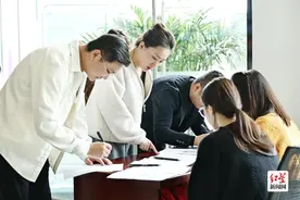 多多跨境 让外国人也穿上常熟“新中式”图片