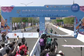 “1米8大高个”VS“旋风小子”  全球首个人形机器人半马落幕！北京亦庄为何“领跑”？｜“奔跑吧”具身智能②图片