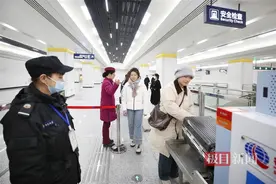 2025春运进行时|春运首日，武汉地铁迎来学生返乡客流小高峰图片