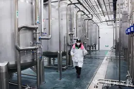 湖北腾胜饮料有限公司：生产线上运转快图片