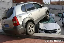 停车场内汽车上演“叠罗汉”，招远一司机醉驾把车开上他人车顶图片