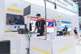国内首个工业AI控制器打造！工业AI智能机器人控制系统亮相工博会图片