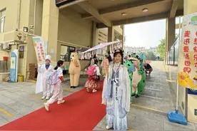 我的“六一”我做主！青岛台东六路小学Cosplay暨跳蚤市场游园会趣味满满图片
