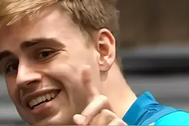 中国大满贯资格赛今日开打，莫雷加德训练场整活，展示抽象打法，对着镜头互动图片