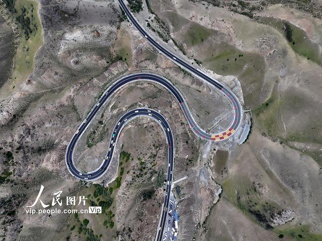 新疆：独库公路景色壮美