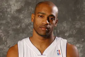 队史首件！猛龙正式退役文斯-卡特的15号球衣图片