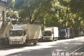 夏令热线|大货车集体违停还不熄火 酷暑中发动机轰鸣惹人心烦图片