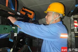 三亚“最美农民工”候选人 | 路灯维修工周涛：用匠心照亮万家灯火图片