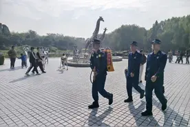 北京大兴消防员在北京野生动物园等景区、商场巡逻 守护黄金周消防安全图片