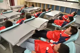 “趴睡”变“躺睡”，江苏多地中小学探索午休新模式图片