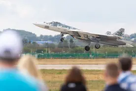 美卫星拍到苏-57战机首次飞抵伊朗图片