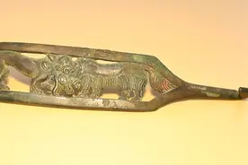 精美的汉代饰品镂雕铜带钩图片