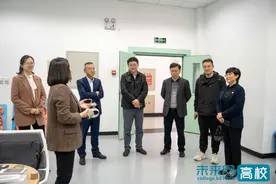 省级示范性老年大学专家组莅临大连东软信息学院调研考察图片