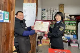 从“小摊贩”变身“正规军” 浙江云和首张“摊贩”营业执照诞生图片