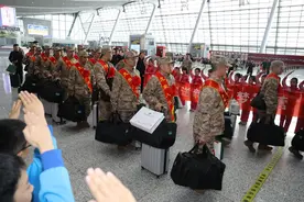 老兵壮行，少年致敬，新兵启程！火车站内流淌三代人家国情怀图片