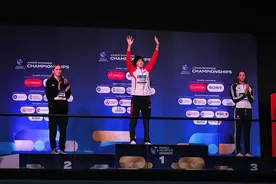 游泳｜杨佩琪摘五金一银一铜 荣膺世青赛最有价值女运动员图片