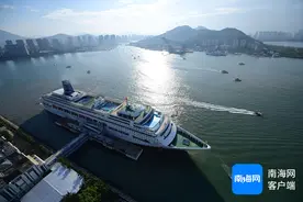 我国首艘自主运营国资邮轮“鼓浪屿”号首次停靠三亚图片