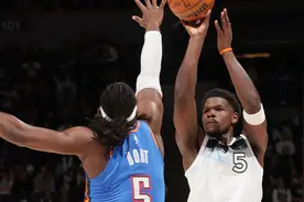 爱德华兹17中5亚历山大21中6 残阵森林狼胜雷霆图片