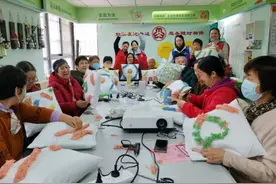 恒丰银行郑州榆林南路支行：寒冬送暖服务行 金融知识惠万家图片