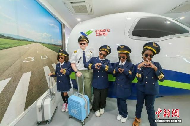 2025“汉语桥”小选手天津体验C919模拟机 触摸中国科技力量