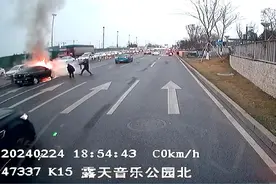 平凡之善丨路遇火情,成都两名公交司机接力灭火图片