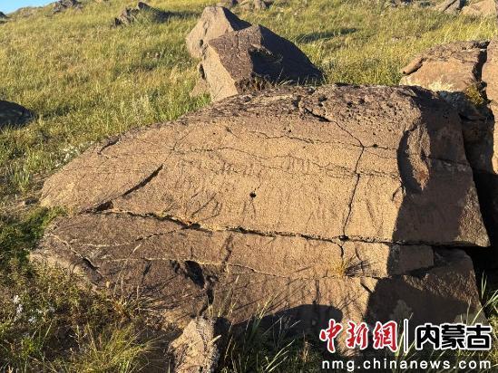 探访锡林郭勒草原深处的阿巴嘎岩画群