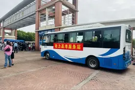 高考护考车开到校门口，公交爱心护航高考在行动图片