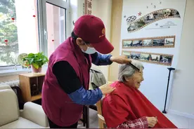进养老院给老人义剪，公交志愿者敬老显温情图片