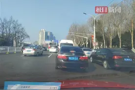 新春走基层|黄鹤楼公园游客摩肩接踵，民警见事管事上前“搭把手”图片