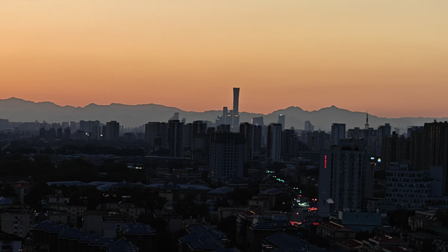 暮色把城市镀成金红，傍晚的北京太美了！