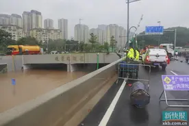全力排涝，广州番禺观景路隧道严重水浸图片