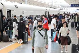 “五一”假期 商丘火车站发送旅客24万人次图片