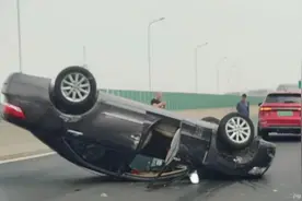 上海高架突发！两车发生碰擦，一车翻车后“四轮朝天”，引发后方拥堵图片